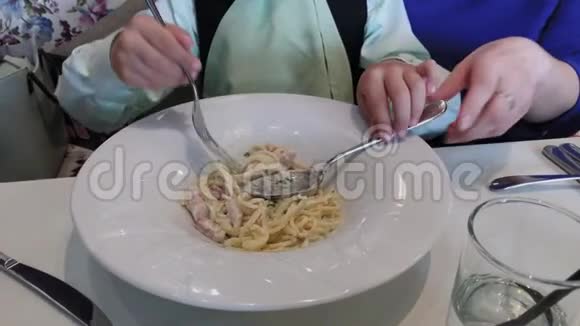小男孩在餐馆吃意大利面视频的预览图