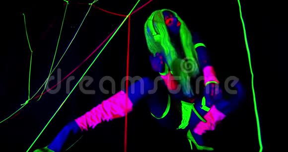 紫外线下的女舞者在跳舞左右摇摆4k视频的预览图