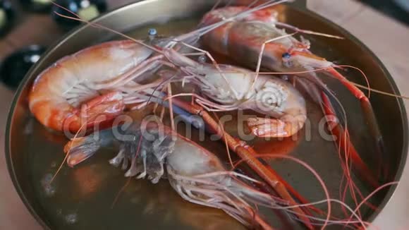 韩国户外餐厅用金属锅煎黄油鲜王虾视频的预览图
