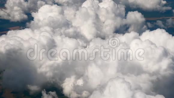 在一架飞机上飞过蓬松的雪白的云层从飞机的窗户可以看到壮观的景色飞机飞行视频的预览图