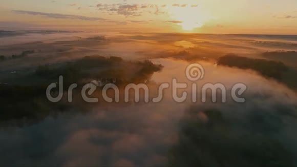 令人难以置信的空中摄影晨雾在湖面上静静的云飞过镜头视频的预览图