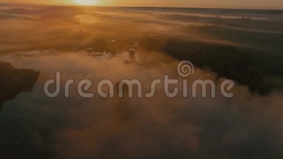 令人难以置信的空中摄影晨雾在湖面上静静的云飞过镜头视频的预览图