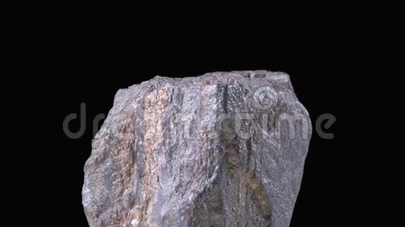 石头在黑色的背景上旋转视频的预览图