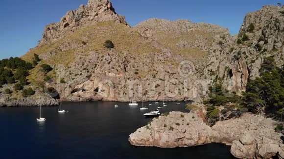 在悬崖之间的海湾里美丽的夏日风景假期和旅行时间萨卡洛布拉港村视频的预览图