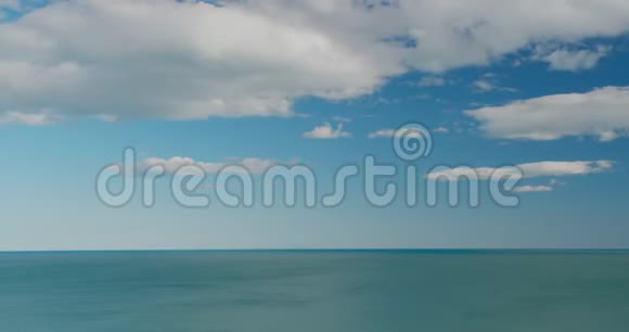 夏日宜人的海景碧波荡漾蓝天白云地平线时光流逝视频的预览图