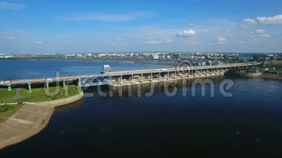 水力发电站的鸟瞰图汽车在桥上和河流上行驶3D视频的预览图