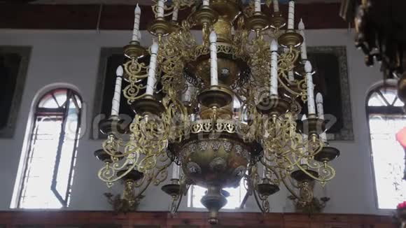 教堂里巨大漂亮的青铜吊灯视频的预览图