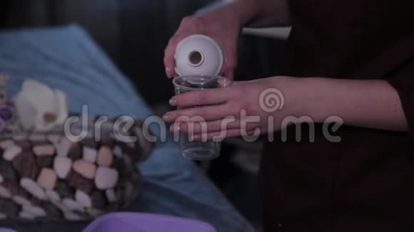 专业美容师女性在美容院倒药视频的预览图