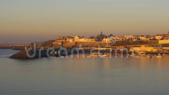葡萄牙日落时景色优美的海滨城市视频的预览图