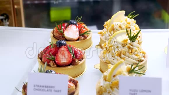 在面包店里展出美丽的草莓浆果和柠檬馅饼视频的预览图