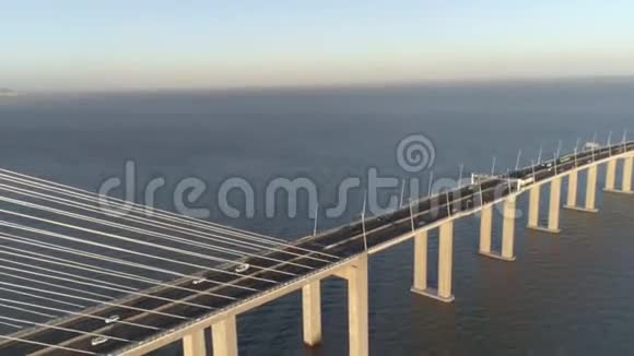空中无人机视频庞瓦斯科达伽马桥与汽车通过视频的预览图