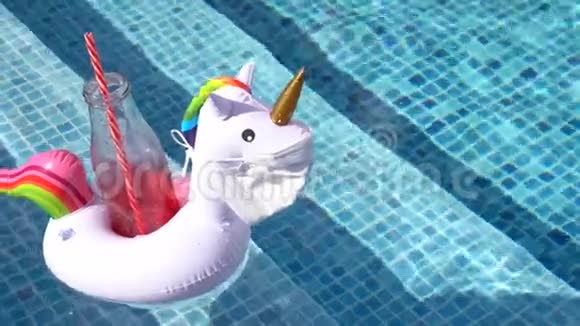 带医用口罩的游泳池玩具独角兽视频的预览图
