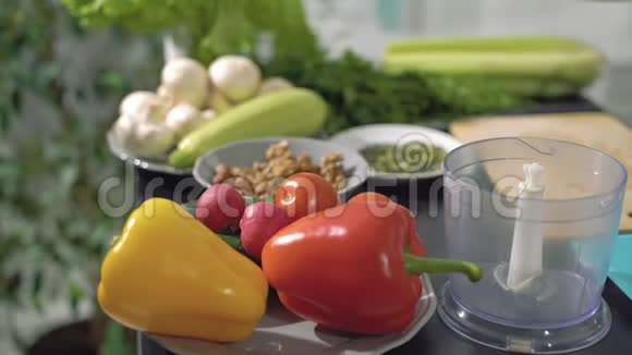 靠近厨师的女性手选择最好的蔬菜在厨房里做沙拉或菜肴视频的预览图