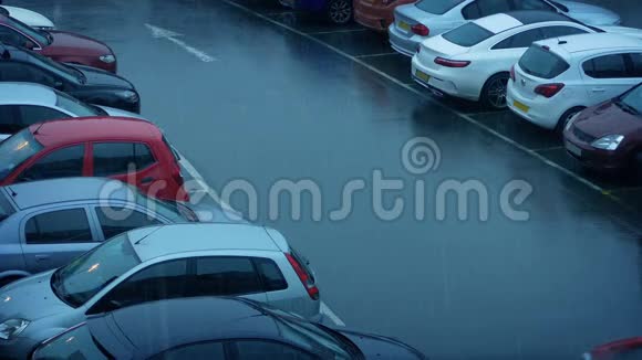 雨天汽车在停车场行驶视频的预览图