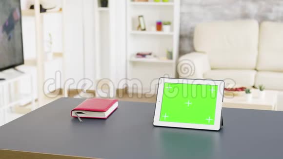 平板电脑中镜头桌上有绿色屏幕视频的预览图