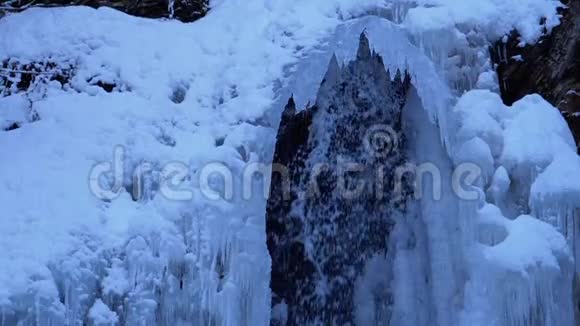 喀尔巴阡山脉森林中的冻冬瀑布古克视频的预览图