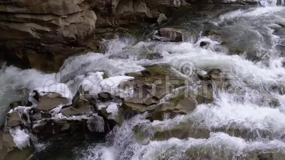山野河流流着巨石和急流慢动作视频的预览图