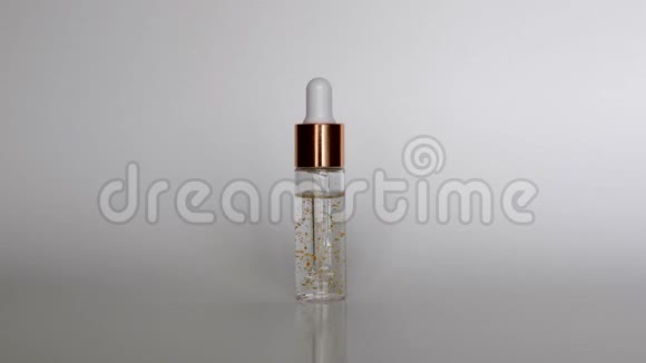 白色背景下透明玻璃瓶中的化妆品吸管视频的预览图