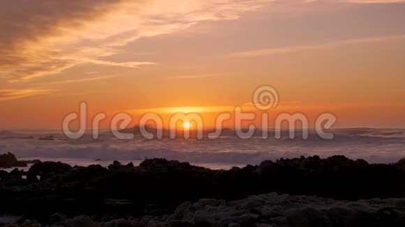 太平洋大波浪在太平洋格罗夫的夕阳下在岩石海岸上缓慢起伏视频的预览图