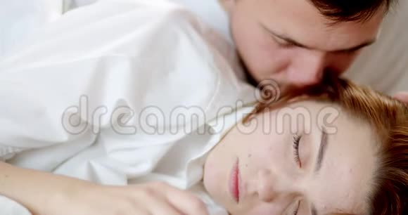 年轻的一对男朋友正在叫醒他的女朋友关门4K视频的预览图