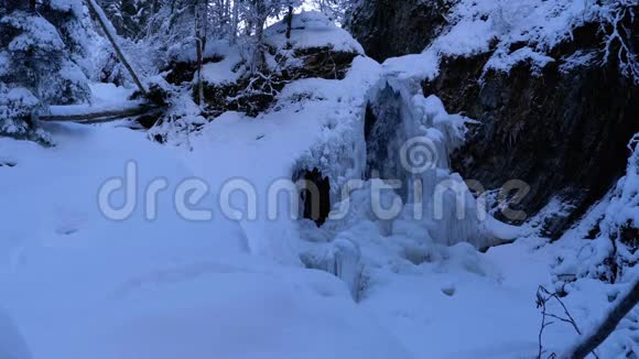喀尔巴阡山脉森林中的冻冬瀑布古克视频的预览图
