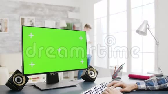 放大绿色屏幕电脑键盘上男性打字的镜头视频的预览图