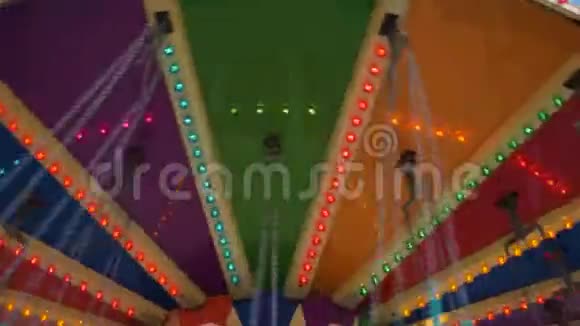 与孩子们一起的旋转木马在莫斯科新年视频的预览图