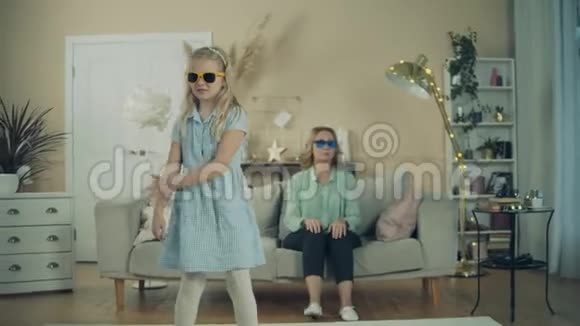 小女孩和她奶奶戴着太阳镜跳舞视频的预览图