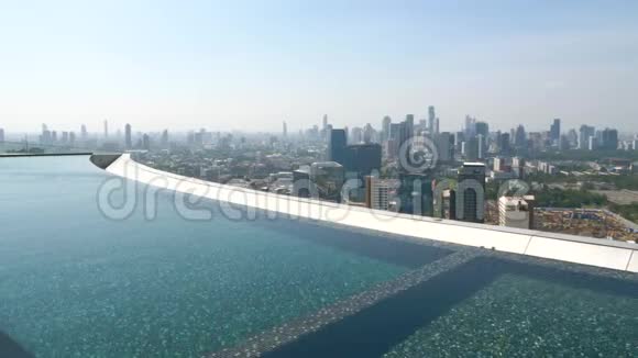豪华公寓屋顶的蓝色游泳池俯瞰城市天际线视频的预览图