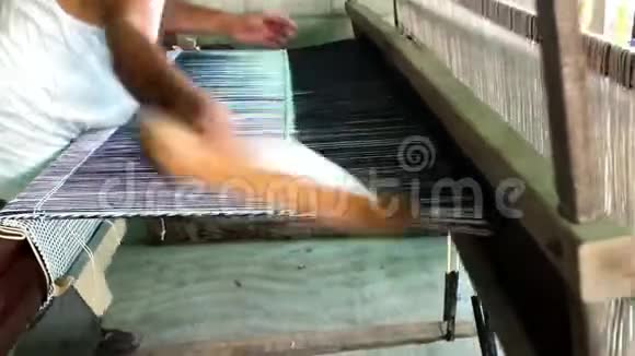 使用木织机编织手脚的人视频的预览图