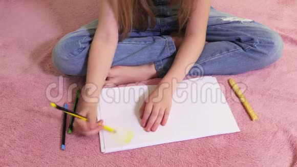 女孩画黄色的太阳视频的预览图