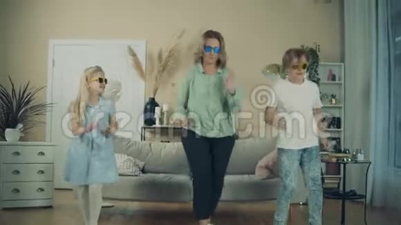 祖母在家里和她的孙子们跳舞视频的预览图