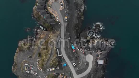 在苏克附近的一个海洋悬崖上一个海滨住宅开发的自上而下的无人机视图4K24PFS视频的预览图