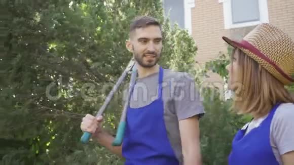 男女工人穿着蓝色制服在花园里散步聊天年轻的农民爱上了他的同事视频的预览图