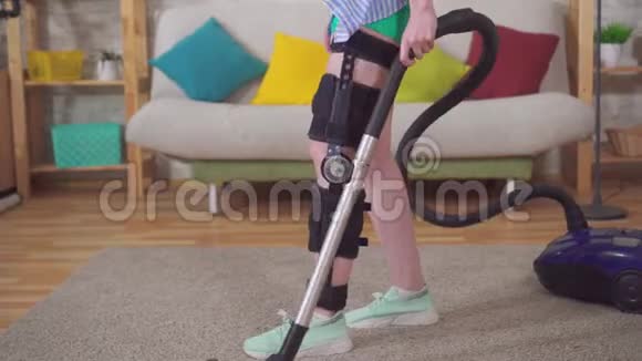 女家庭主妇伤后膝关节弯曲矫形器膝撑真空在客厅视频的预览图
