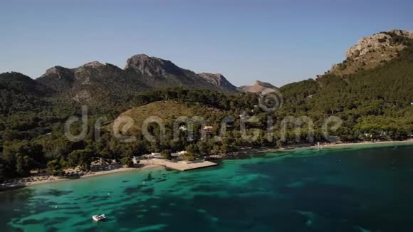 鸟瞰普拉贾德摄魂怪海滩与绿松石海水人们在海滩上休息美丽的夏日风景视频的预览图