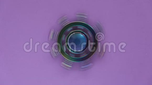 在紫色背景下旋转的轮子视频的预览图