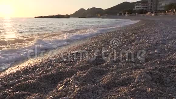 日落时美丽的海景黑山海岸线亚得里亚海景海浪缓慢地冲上岸视频的预览图