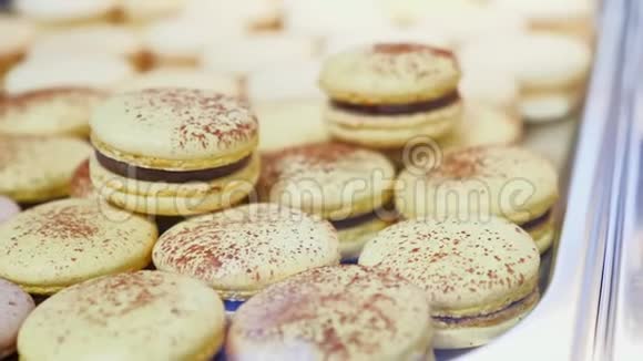 在面包店内提供美味的Macarons饼干甜点视频的预览图
