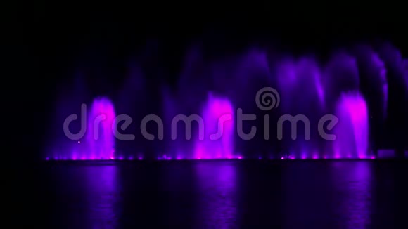 每晚展示喷泉以不同的颜色和形状闪耀并在水中反射视频的预览图