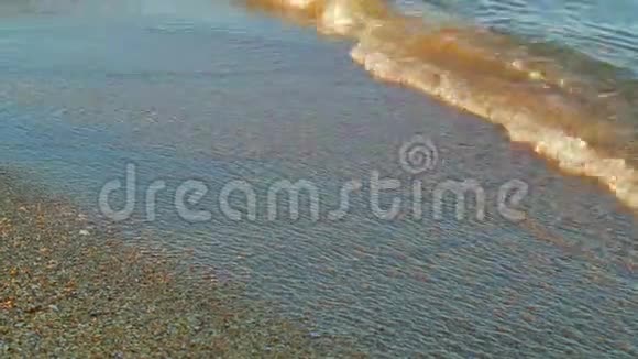 日出后的清晨小浪涌到沙滩上视频的预览图