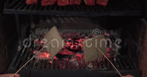 一片片面包是用木炭烧的做饭野餐视频的预览图