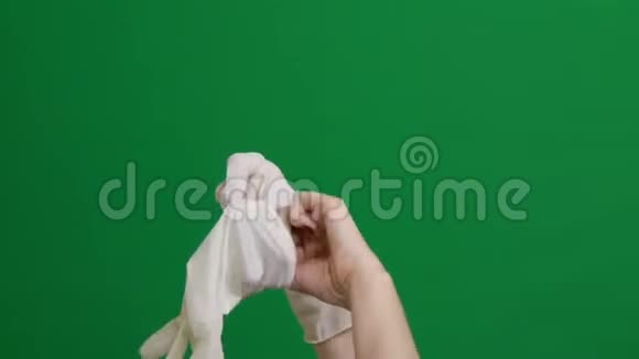 女医生戴上白手套铬键背景女医生戴上无菌手套实验室视频的预览图