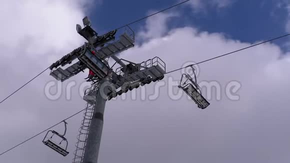 滑雪电梯与滑雪者在蓝天和云彩的背景滑雪胜地视频的预览图