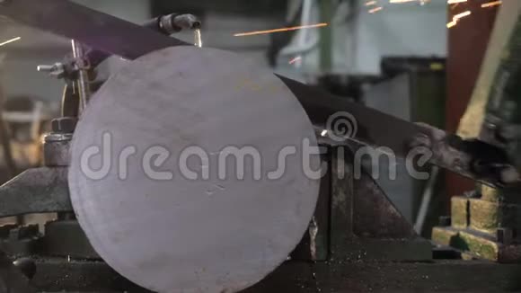 炼钢厂用加工设备锯铁金属零件视频的预览图