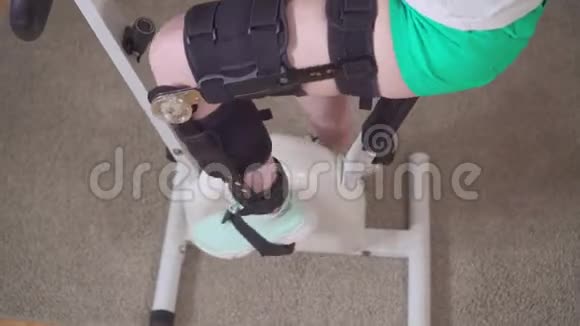 腿在固定自行车膝关节弯曲矫形膝盖支撑受伤后视频的预览图