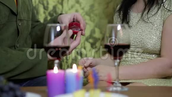 男人在浪漫的约会中给女人一枚戒指视频的预览图