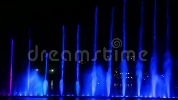 夜间喷泉在水中反射出五颜六色的闪光视频的预览图