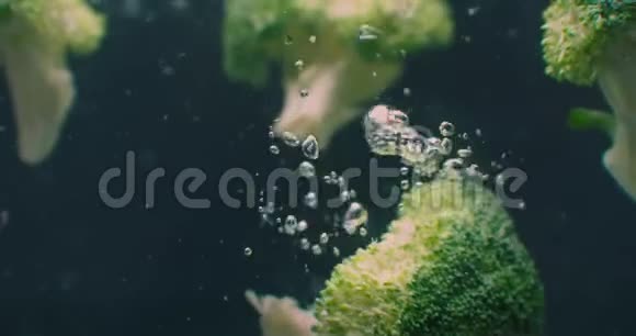 西兰花在水中气泡和缓慢的运动新鲜多汁的健康素食产品视频的预览图
