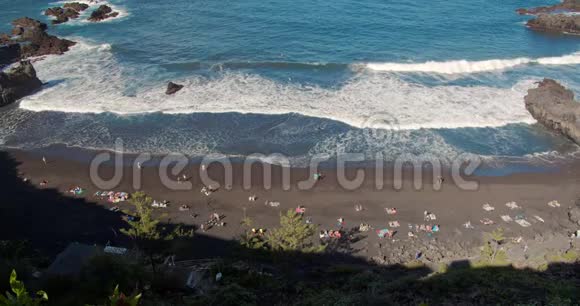 黑色火山海滩的俯视图特内里费岛海岸视频的预览图